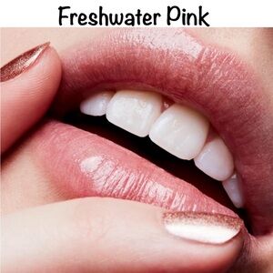 💋 OYSTER GIRL a MAC LIP GLASS. RETAIL $24. **NEW IN THE BOX.